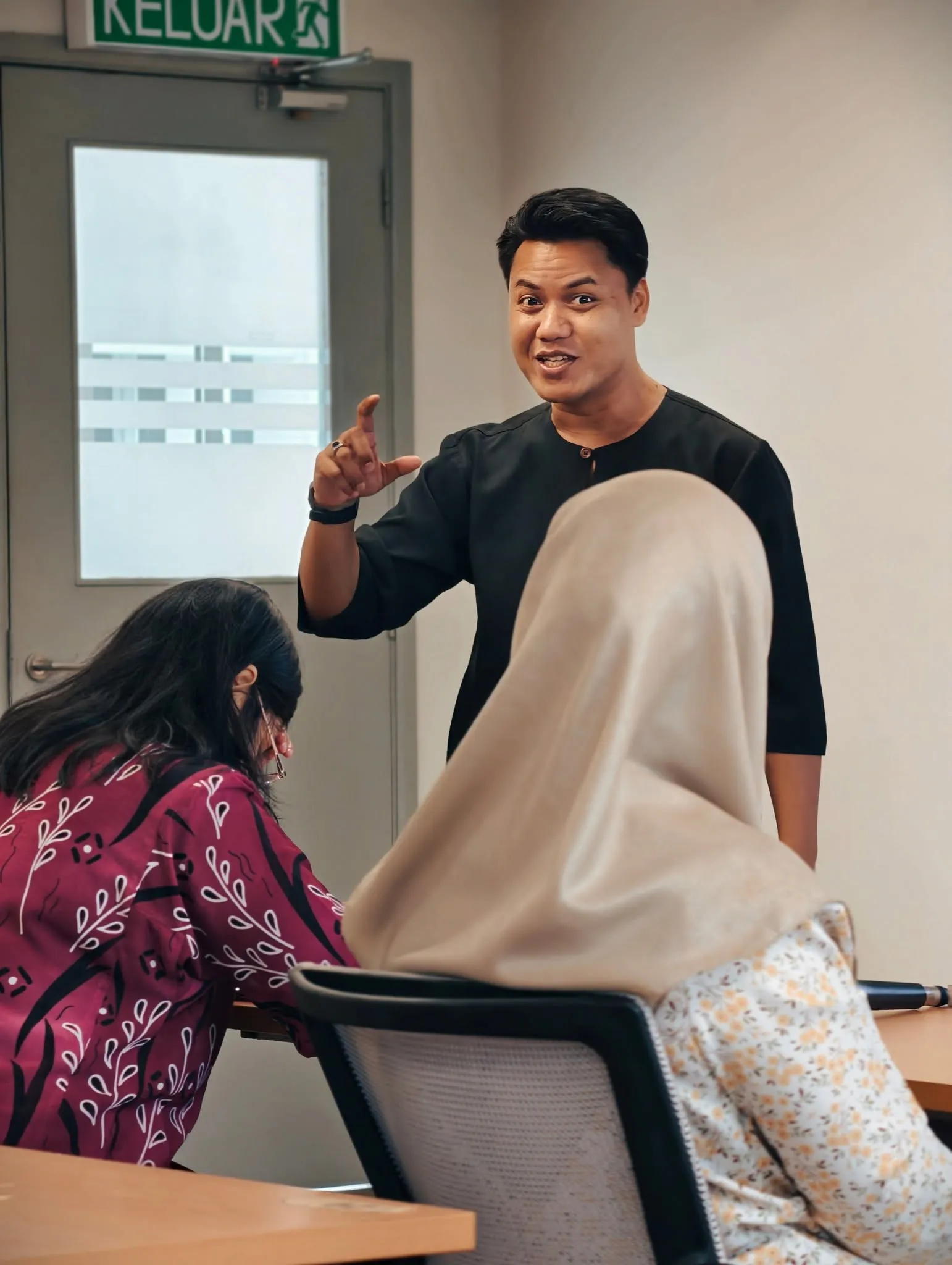 Jurulatih membimbing peserta dalam sesi latihan komunikasi korporat